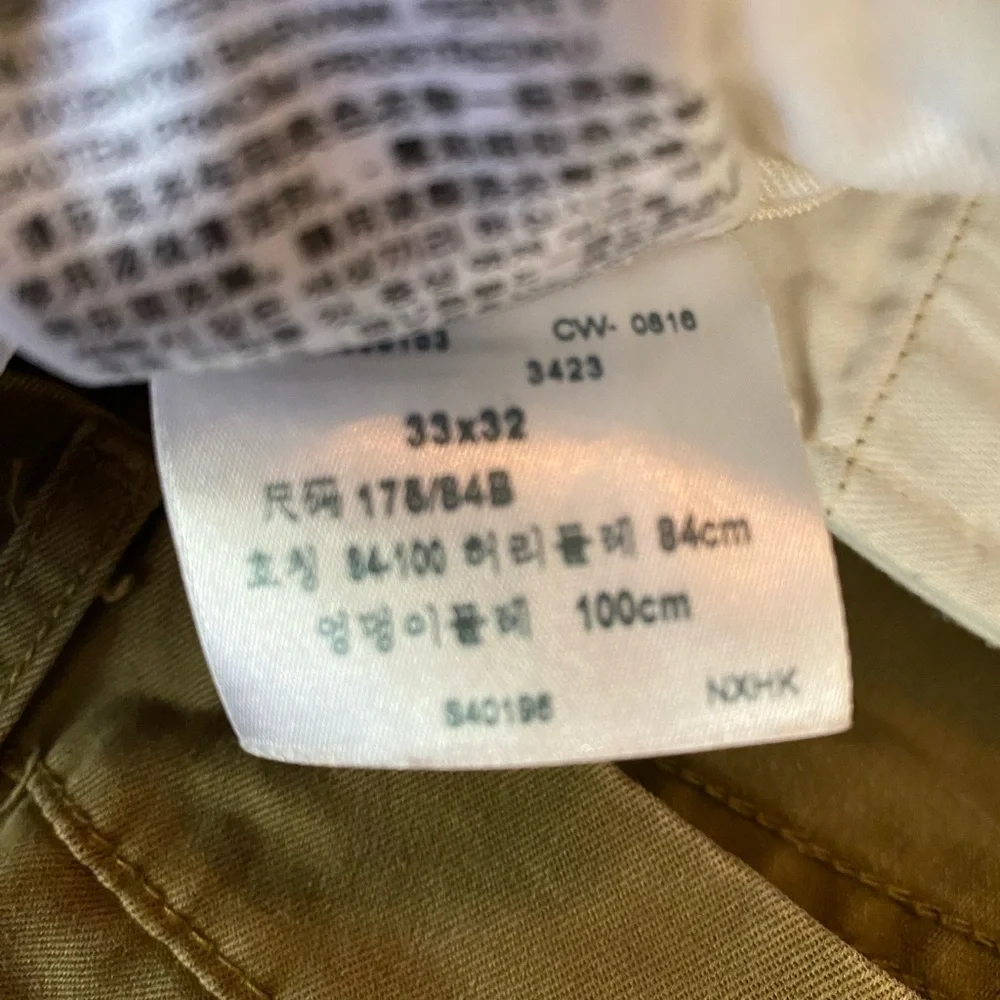 Levi’s chinos khaki straight legs tapered men’s pants size W33 L32